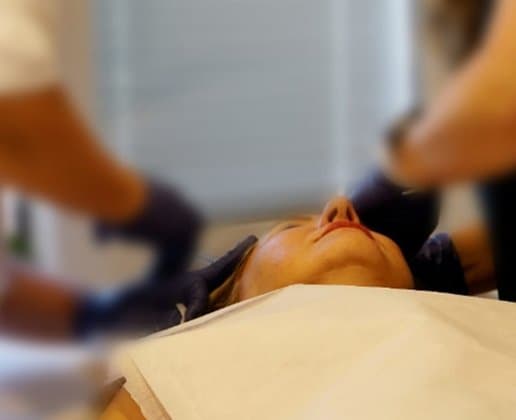 Detaljeret visning af en hudplejeprocedure