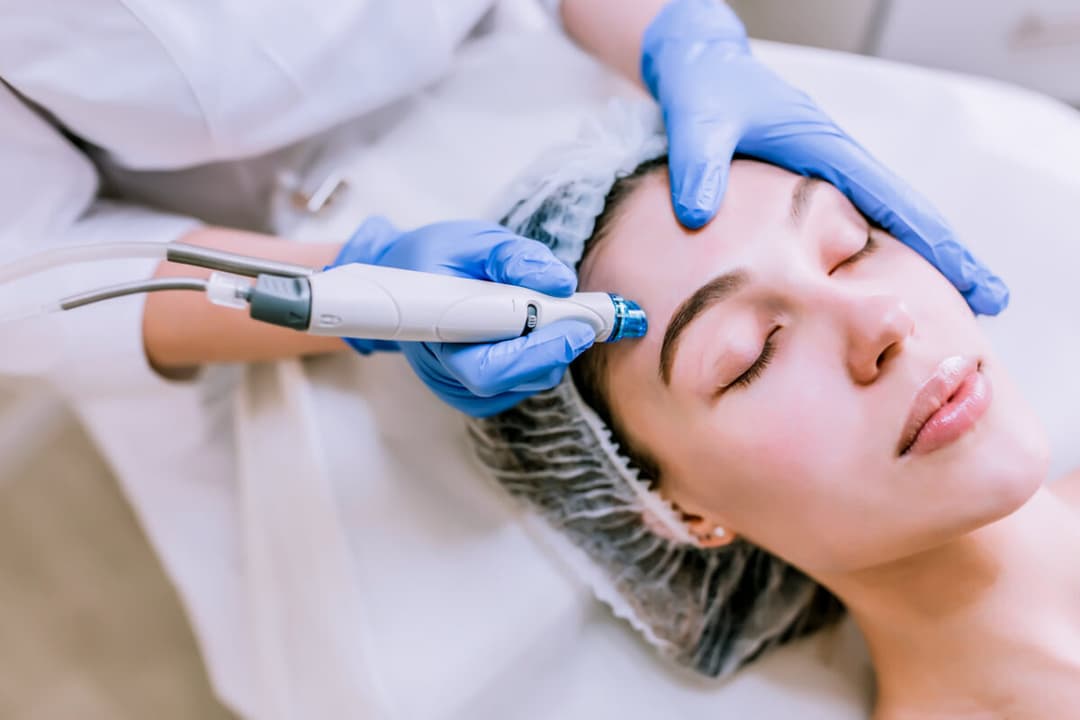 Naturlige hudplejeprodukter brugt i vores klinik